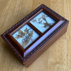 The Wooden jewelry Sankyo Wind up Music Box pre-owned still in good condition